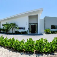 Casa a la venta en 2420 NE 194th St, Miami FL 33180