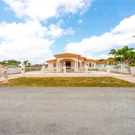 Casa a la venta en 8615 Grand Canal Dr, Miami FL 33144