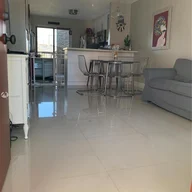 Apartamento a la venta en 5290 W 21st Ct # 307, Hialeah FL 33016