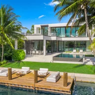 Casa a la venta en 1413 Biscaya Dr, Surfside FL 33154