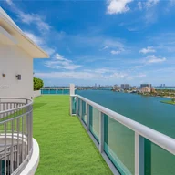 Apartamento a la venta en 7935 East Dr, North Bay Village FL 33141