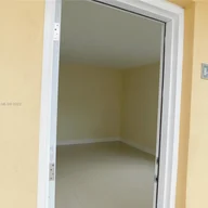 Apartamento a la venta en 1255 W 49th Pl # H101, Hialeah FL 33012