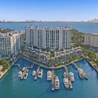 Apartamento a la venta en 7918 Harbor Island Dr # 307, North Bay Village FL 33141