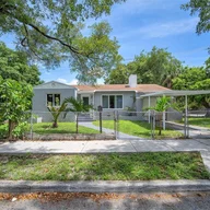 Casa a la venta en 586 NW 48th St, Miami FL 33127