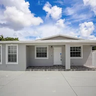 Casa a la venta en 1085 W 31st St, Hialeah FL 33012