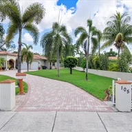 Casa a la venta en 105 S Royal Poinciana Blvd, Miami Springs FL 33166