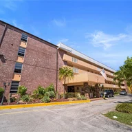 Apartamento a la venta en 3849 NE 169th St # 312, North Miami Beach FL 33160