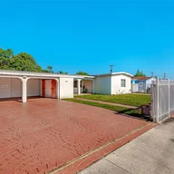Casa a la venta en 971 W 64th St, Hialeah FL 33012