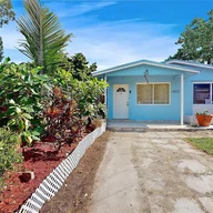 Casa a la venta en 1820 NW 70th St, Miami FL 33147