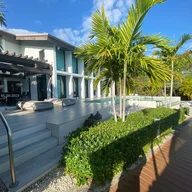 Casa a la venta en 2055 NE 120th Rd, North Miami FL 33181