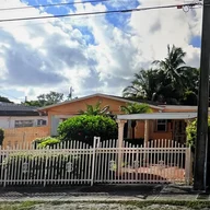 Casa a la venta en 2136 NW 87th St, Miami FL 33147