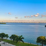 Apartamento a la venta en 880 NE 69th St # 7N, Miami FL 33138
