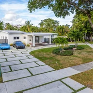 Casa a la venta en 1965 S Hibiscus Dr, North Miami FL 33181