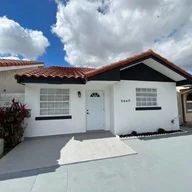 Casa a la venta en 5640 W 21st Ave, Hialeah FL 33016