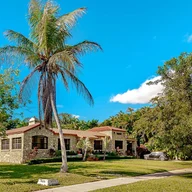 Casa a la venta en 902 S Greenway Dr, Coral Gables FL 33134