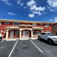 Apartamento a la venta en 11019 W Okeechobee Rd # 202, Hialeah Gardens FL 33018