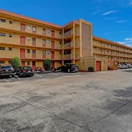 Apartamento a la venta en 445 NE 195th St # 327, Miami FL 33179