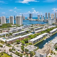 Apartamento a la venta en 3551 NE 169 ST # A, North Miami Beach FL 33160