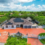 Casa a la venta en 12969 SW 220th Ter, Miami FL 33170
