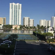 Apartamento a la venta en 1000 Parkview Dr # 428, Hallandale Beach FL 33009