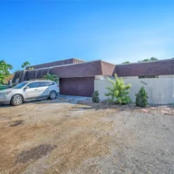 Casa a la venta en 19204 W Lake Dr, Hialeah FL 33015