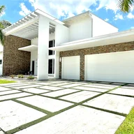 Casa a la venta en 8236 NW 33rd Ter, Doral FL 33122