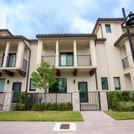 Casa a la venta en 4466 NW 83rd Ave, Doral FL 33166