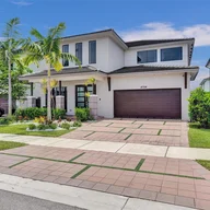 Casa a la venta en 8754 NW 158th St, Miami Lakes FL 33018