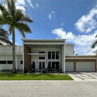 Casa a la venta en 8222 NW 33rd Ter, Doral FL 33122