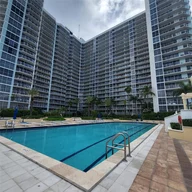 Apartamento a la venta en 7601 E Treasure Dr # 611, North Bay Village FL 33141