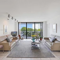 Apartamento a la venta en 20505 E Country Club Dr # 437, Aventura FL 33180