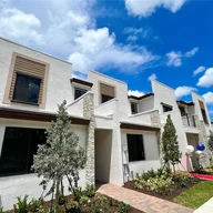 Casa a la venta en 883 NE 211th St # 883, Miami FL 33179