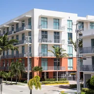 Apartamento a la venta en 2100 Van Buren St # 216, Hollywood FL 33020