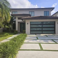 Casa a la venta en 8706 NW 146th Ln, Miami Lakes FL 33018
