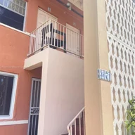 Apartamento a la venta en 3671 SW 10th St # 9B, Miami FL 33135