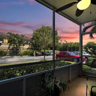 Apartamento a la venta en 4900 Washington St # 115, Hollywood FL 33021