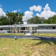 Casa a la venta en 14600 N Spur Dr, Miami FL 33161