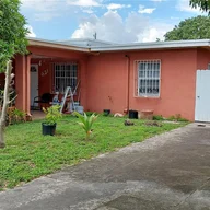 Casa a la venta en 621 E 46th St, Hialeah FL 33013