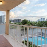 Apartamento a la venta en 121 Golden Isles Dr # 307, Hallandale Beach FL 33009