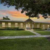 Casa a la venta en 13000 Coronado Dr, North Miami FL 33181