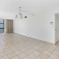 Apartamento a la venta en 20379 W Country Club Dr # 2439, Aventura FL 33180