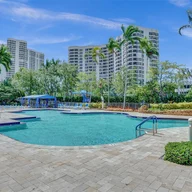 Apartamento a la venta en 3500 Mystic Pointe Dr # 308, Aventura FL 33180