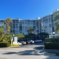 Apartamento a la venta en 800 Parkview Dr # 126, Hallandale Beach FL 33009