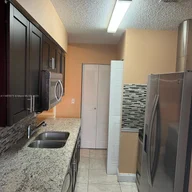 Apartamento a la venta en 18336 NW 68th Ave # J, Hialeah FL 33015