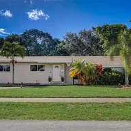 Casa a la venta en 940 NW 181st St, Miami Gardens FL 33169