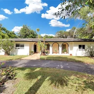 Casa a la venta en 12901 SW 99th Ave, Miami FL 33176