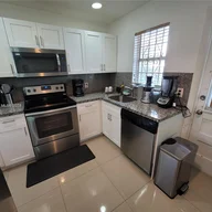 Apartamento a la venta en 30 SE 4th Ave # 105, Hallandale Beach FL 33009