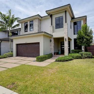 Casa a la venta en 16065 SW 136th Ter, Miami FL 33196