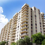 Apartamento a la venta en 1470 NE 123rd St, North Miami FL 33161