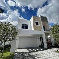 Casa a la venta en 10380 NW 68th Ter, Doral FL 33178